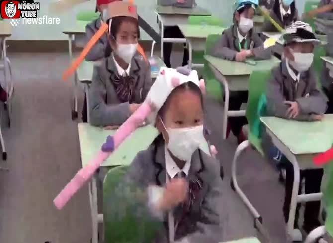Video :Coronavirus - Chinese children wear social distancing hats when they return to school